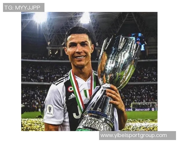 C罗宣布离开皇马后队友镜头外愤怒吐槽引发热议