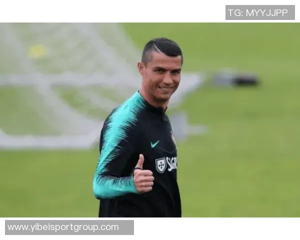 C罗社交媒体分享新造型清爽寸头引发粉丝热议