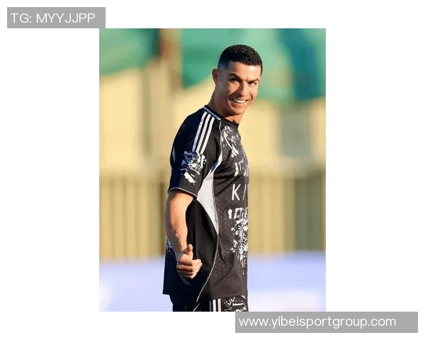 C罗社交媒体分享新造型清爽寸头引发粉丝热议