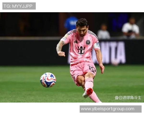 梅西怒斥裁判任意球争议现场频繁摆球与手势互动引发热议