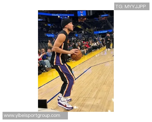 布克专注提升低位背身单打技巧关键时刻展现个人能力