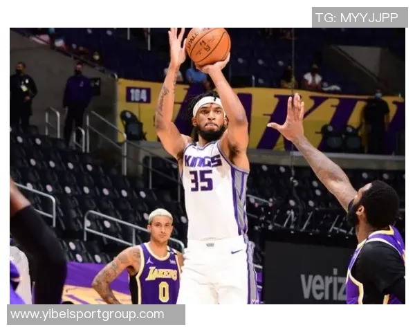 特雷墨菲半场表现抢眼11投6中斩获15分1篮板3抢断展现实力